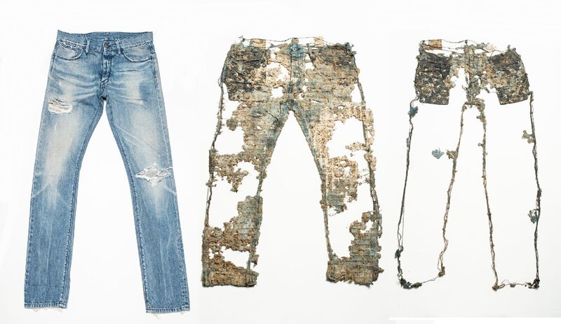 Die kompostierbare Jeans: nach etwa sechs Monaten ist sie weitestgehend zersetzt. – Bild: Candiani S.p.A