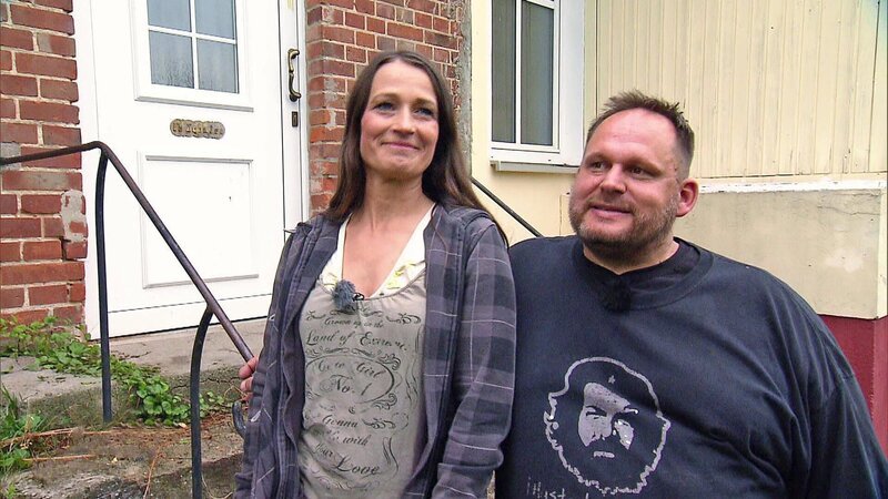 Andrea (40) und Stefan (46) haben für 15.000 Euro ihr Schnäppchenhaus erworben – Bild: RTL II