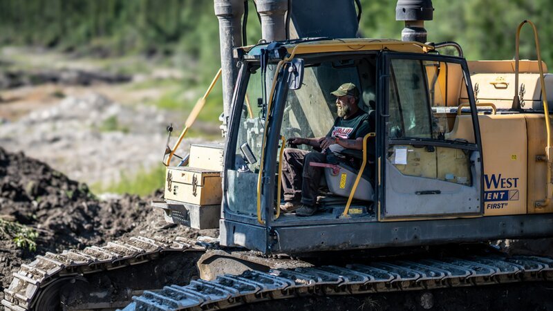 Buzz Legault working in excavator – Bild: Discovery Channel