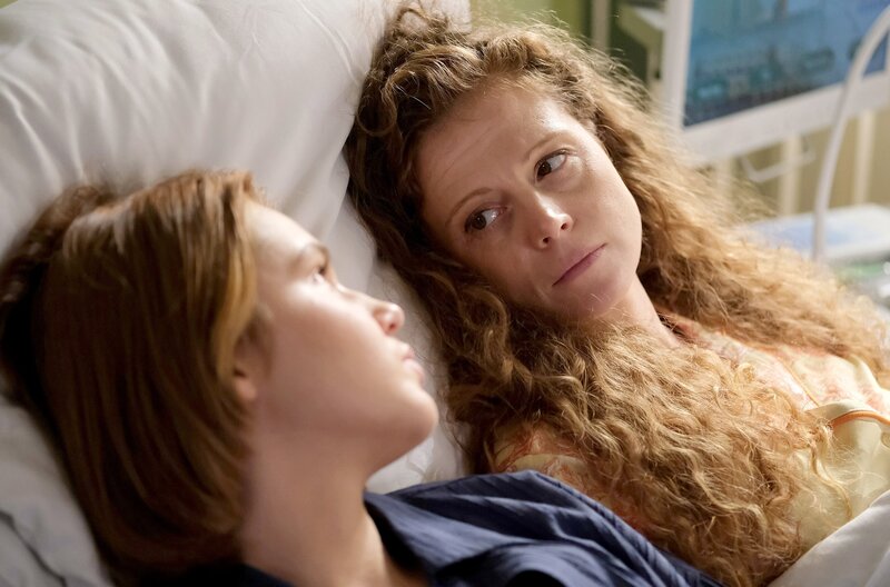 Ramona Rudloff (Anja Antonowicz, re.) leidet an der Huntington Krankheit. Die Wahrscheinlichkeit, dass auch ihre Tochter Clara (Paulina Hobratschk, li.) das veränderte Gen in sich trägt liegt bei 50 Prozent. – Bild: MDR/​Sebastian Willnow