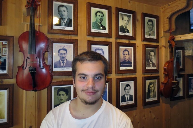 Federico Lonardi wohnt erst seit einem Jahr im Resiatal. Aufgewachsen ist er in Ferrara, einer Stadt südlich von Venedig. – Bild: PLURIMEDIA (MedienKontor/​Gordian Arneth)