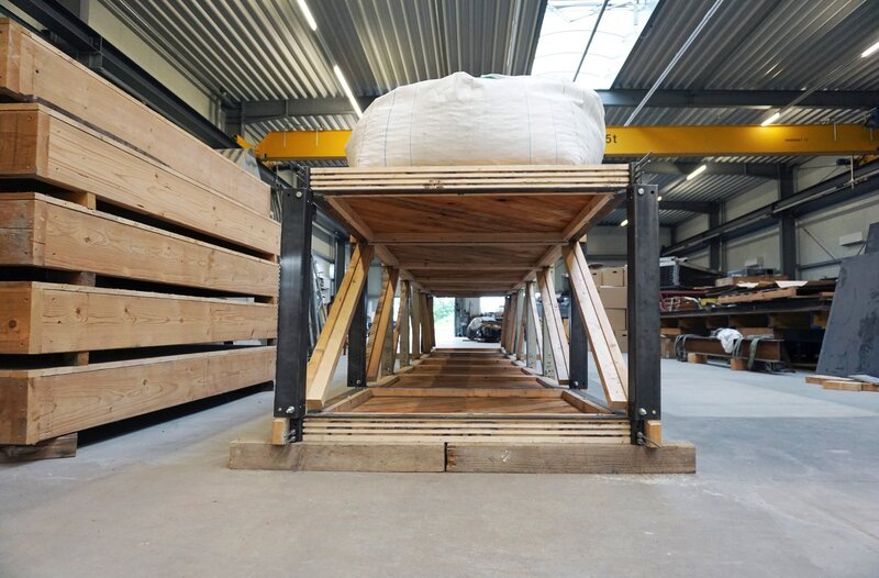 Das Zwischenraummodule ist Teil des Modulhauses, das Bauingenieur Bern Heidenreich aus Eberswalde konstruiert hat. Es soll komfortables Wohnen auf wenig Platz ermöglichen. – Bild: MDR/​Jupp Tautfest