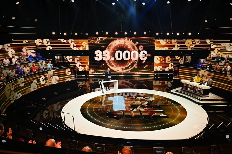 (v.l.n.r.) Jörg Pilawa; Anne Gesthuysen; Frank Plasberg – Bild: Joyn /​ Julia Feldhagen