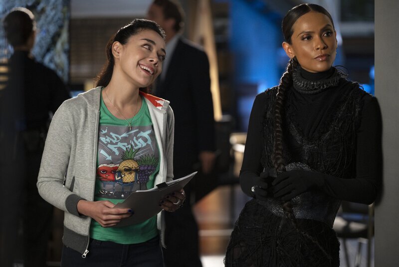 Ella Lopez (Aimee Garcia, l.); Mazikeen (Lesley-Ann Brandt, r.) – Bild: John P. Fleenor Ella Lopez (Aimee Garcia, l.); Mazikeen (Lesley-Ann Brandt, r.) – Bild: John P. Fleenor