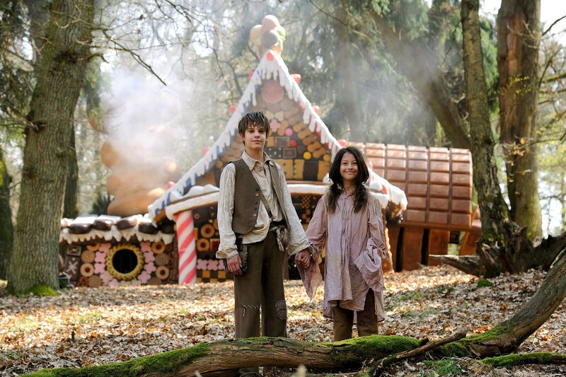 Hänsel (Friedrich Heine) und Gretel (Mila Böhning) finden das Knusperhäuschen im Wald. – Bild: SWR/​rbb/​Hardy Spitz