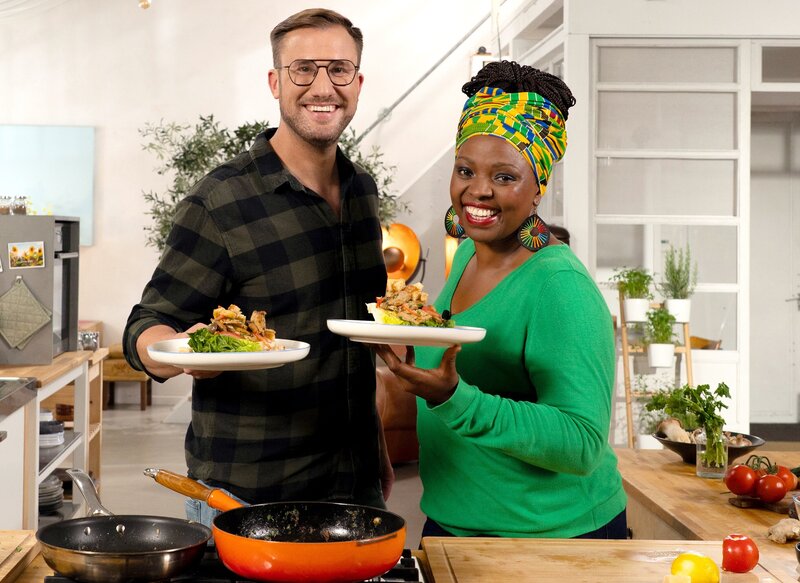 Schwarzwälder Lässigkeit trifft auf kenianisches Temperament. Carol Mühlenbrock, leidenschaftliche Köchin aus Schermbeck, überrascht Gastgeber Sören Anders (li.) mit einem wirklich einfach zuzubereitenden traditionellen, afrikanischen Reisgericht aus ihrer Heimat Kenia. – Bild: SWR/​2 Bild GmbH