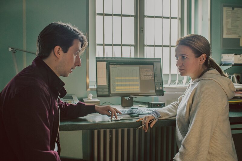 Der Doktorand Jost Breitling (Anton Giuseppe Arnold, l.) erzählt Dr. Theresa Wolff (Nina Gummich, r.) von seiner Entdeckung. – Bild: ZDF und ADRIAN GROSS