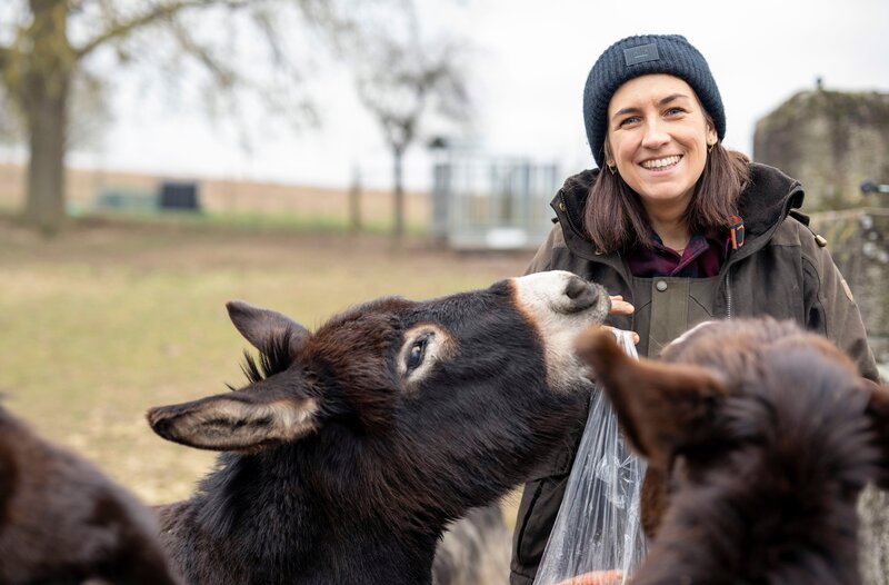 Gastgeberin Zaneta Frankenfeld zog mit ihrem Mann Johannes von Berlin in den kleinen Ort Sevenich in der Eifel. Dort haben sie den heimischen Wald als Nahrungsquelle für den Menschen wiederentdeckt. Unweit der Burg Eltz betreiben sie gemeinsam eine Bucheckern-Manufaktur. Zaneta liebt auch den Umgang mit ihren Tieren: Esel, Schafe und eine kleine Hühnerschar. – Bild: WDR/​Melanie Grande