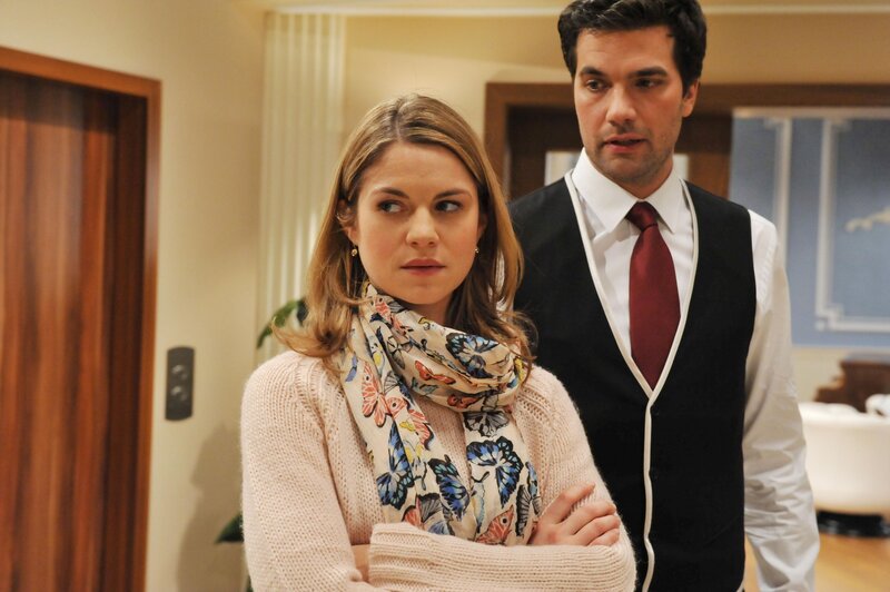 Marlene (Lucy Scherer, l.); Konstantin (Moritz Tittel, r.) – Bild: Ann Paur