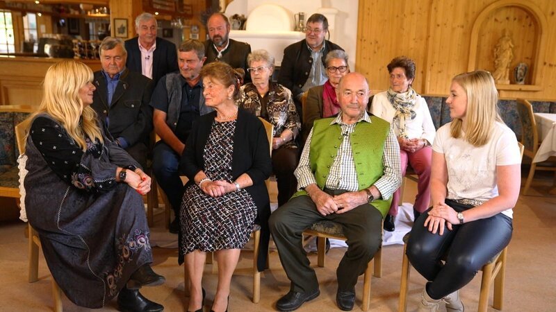 (v.l.n.r. vorne) Julia Leischik; Regina; Sebastian; Barbara – Bild: SAT.1