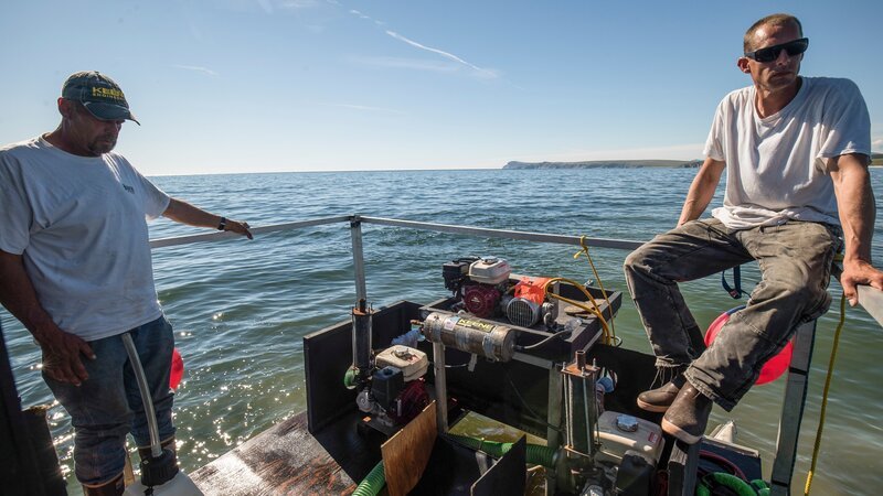 Brad Kelly and Kris Kelly sitting on the Reaper. – Bild: Discovery Channel /​ Discovery Communications