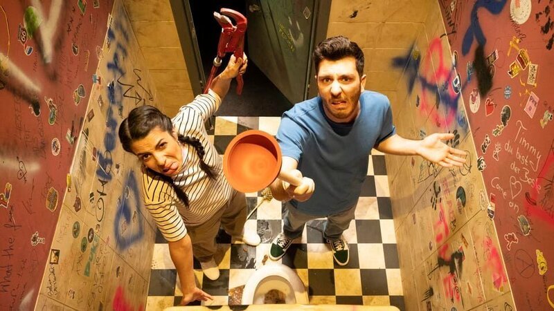 Clarissa und Tarkan im Klo – Bild: WDR/​Thorsten Schneider