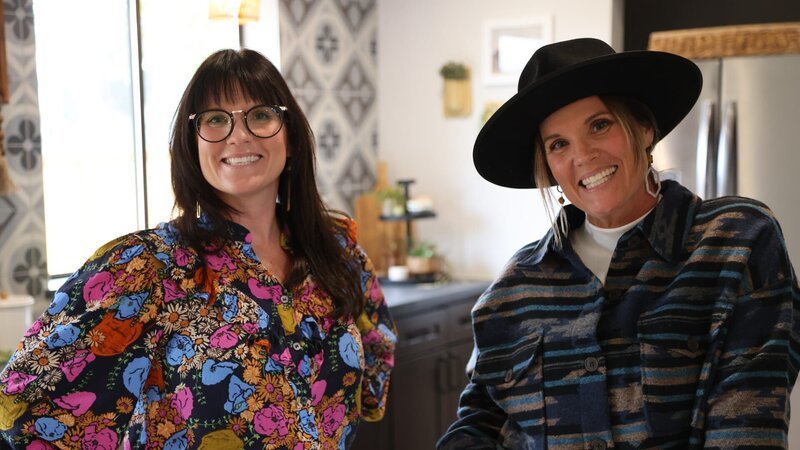 Leslie and Lyndsay, hosts of HGTV’s Unsellable Houses, pose for a picture in Larry’s beautiful new kitchen. – Bild: Warner Bros. Discovery, Inc. or its subsidiaries and affiliates