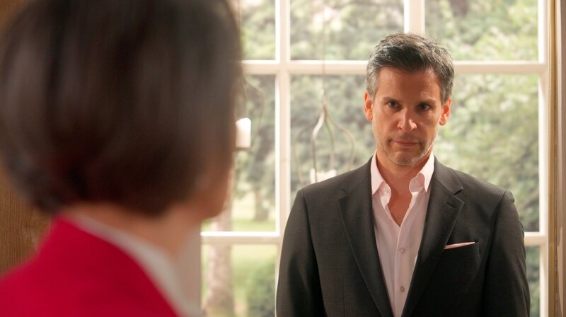 Nach Victorias (Caroline Schreiber l.) überraschendem Kauf des Tech-Campus bietet sie Richard (Florian Odendahl r.) und Daniel (Daniel Fritz) eine Mitarbeit in der EmKa an. – Bild: NDR