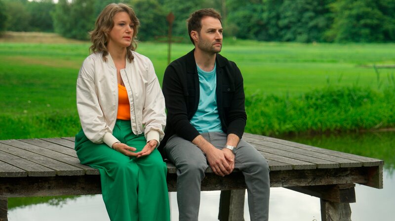 Eine fremde Frau ist von Daniel (Daniel Fritz r.) schwanger – Lou (Eva-Maria Grein von Friedl l.) und Daniel (Daniel Fritz r.) versuchen hilflos die Situation hinzunehmen. Kann ihnen das gelingen? – Bild: NDR