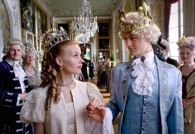 Einsfestival DIE PRINZESSIN AUF DER ERBSE, Film von Bodo Fürneisen nach einem Märchen von Hans Christian Andersen. Das Krönungspaar: die Prinzessin (Rike Kloster) und der Prinz (Robert Gwisdek). – Bild: rbb/​Arnim Thomaß