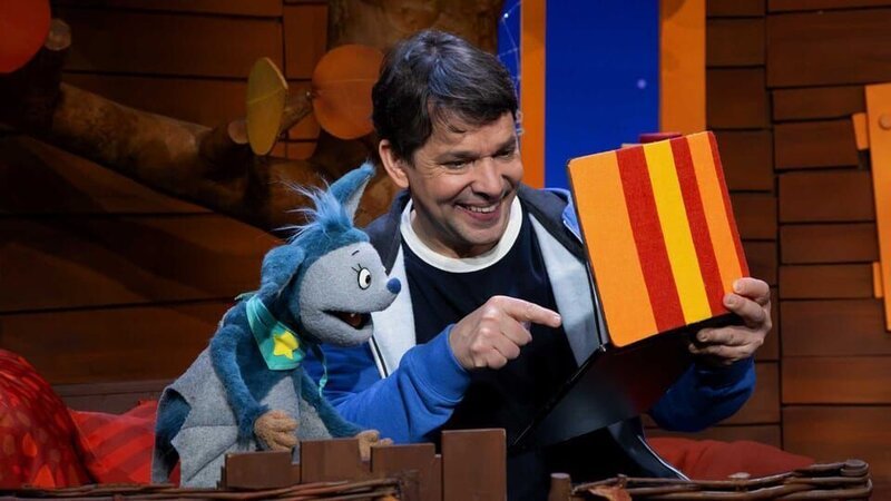 Fidi und Juri bekommen ein Tabletvideo von Beath und Bella, die im Wald Verstecken spielen. Juri erklärt Fidi wie Verstecken funktioniert. – Bild: KiKA