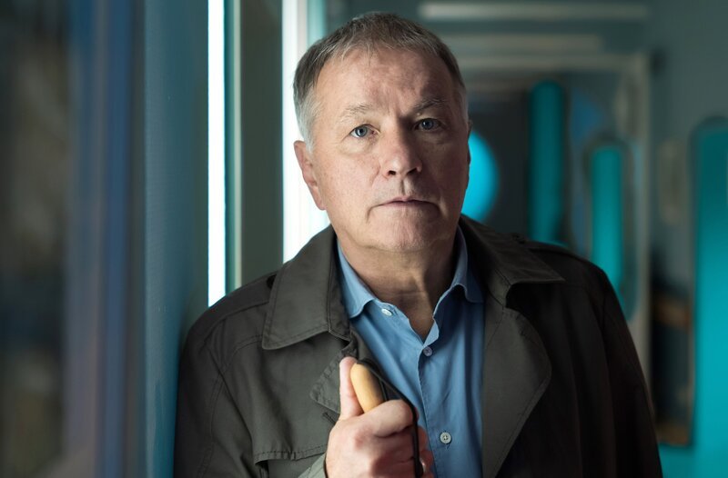 Dr. Roland Heilmann (Thomas Rühmann) ist fast gänzlich erblindet. Doch was bleibt dem leidenschaftlichen Mediziner dann noch? – Bild: MDR/​Rudolf Wernicke