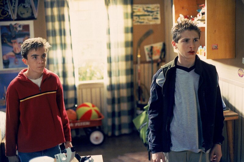 L-R: Malcolm (Frankie Muniz) und Reese (Justin Berfield) – Bild: ViacomCBS L-R: Malcolm (Frankie Muniz) und Reese (Justin Berfield) – Bild: ViacomCBS
