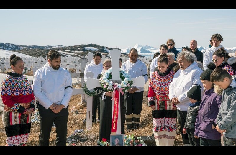 Hans Eliassens (Svend Hardenberg) Adoptivsohn ist gestorben; auch Asger nimmt an der Trauerfeier teil. – Bild: Mike Kollöffel