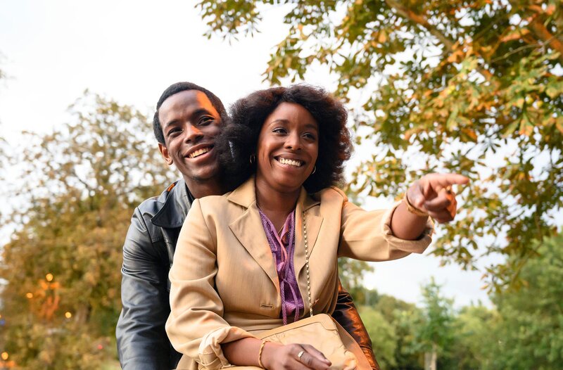 Franklyn (Micheal Ward, l.) und Martha (Amarah-Jae St-Aubyn) verbringen viel Zeit miteinander. – Bild: WDR/​McQueen Limited