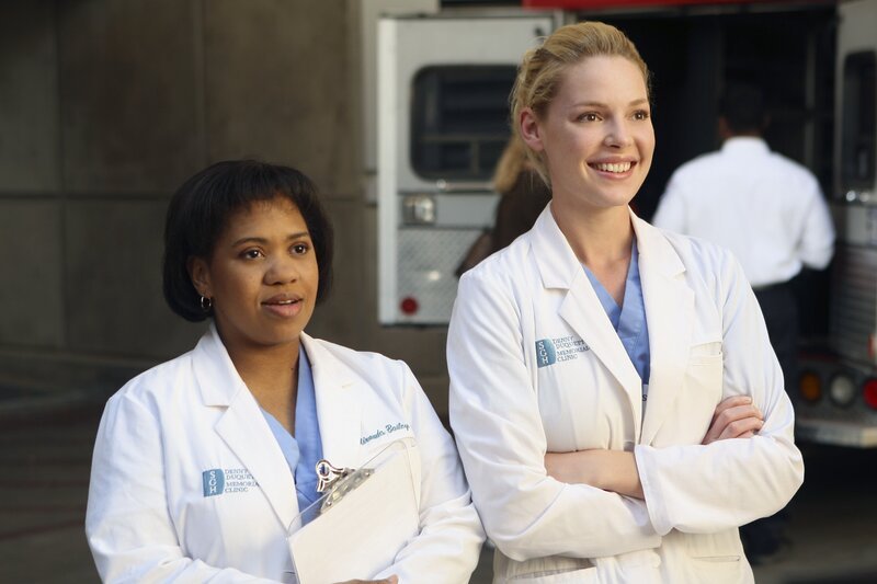 L-P: Dr. Miranda Bailey (Chandra Wilson),  Dr. Izzie Stevens (Katherine Heigl) – Bild: 2006 American Broadcasting Companies, Inc. All rights reserved. NO ARCHIVE. NO RESALE. /​ Michael Desmond Lizenzbild frei