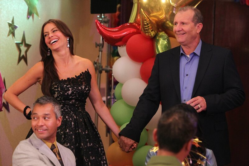 Hinter, l-r: Gloria Delgado-Pritchett (Sofía Vergara), Jay Pritchett (Ed O’Neill) – Bild: ViacomCBS