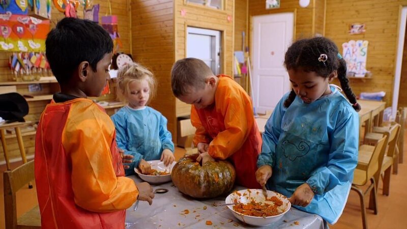 Wie Kinder in einer Kita Halloween feiern und was man im Herbst alles machen kann, zeigen die elefantastischen Geschichten für Kinder von 3 bis 6 Jahren. – Bild: WDR/​Die Sendung mit dem Elefanten
