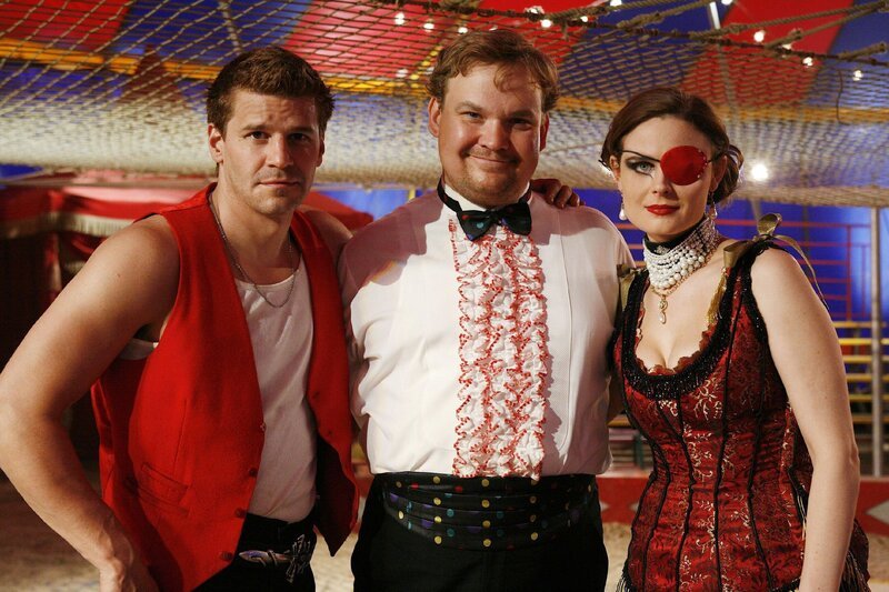 Brennan (Emily Deschanel) und Booth (David Boreanaz, l.) mit Henry Simon (Andy Richter). – Bild: RTL /​ FOX