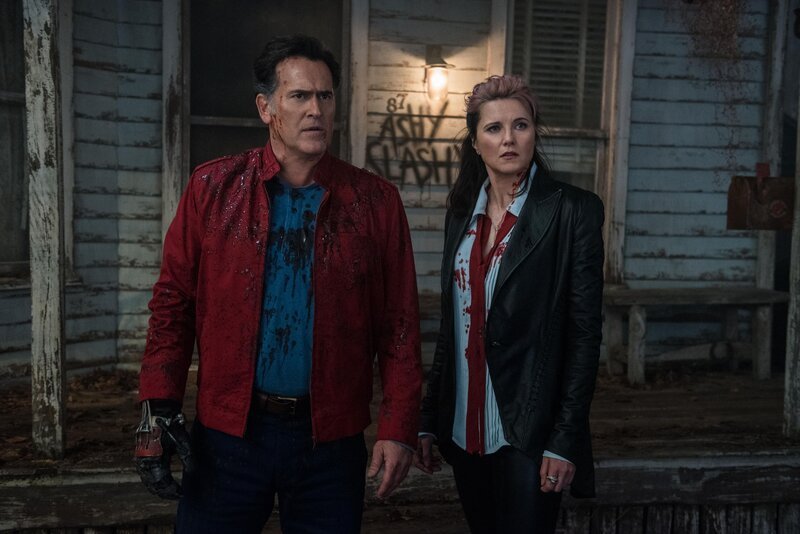 L-R: Ashley ‚Ash‘ J. Williams (Bruce Campbell) und Ruby Knowby (Lucy Lawless) – Bild: Starz Entertainment, LLC /​ Geoffrey Short