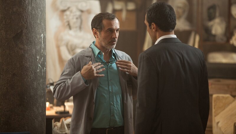 Kommissar Özakin (Erol Sander, re.) möchte von Arif Gökdal (Beat Marti) Einzelheiten über seine Arbeit als Museumsrestaurator wissen. – Bild: ARD Degeto/​Gülnur Kiliç