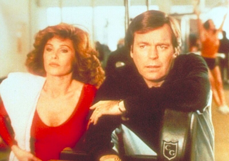 Der Neffe von Max eröffnet ein Fitness-Center, auf das wenig später ein Überfall verübt wird. Nur eine scheinbar wertlose Hantel wird gestohlen. Jonathan (Robert Wagner, r.) und Jennifer (Stefanie Powers, l.) suchen den wahren Grund … – Bild: ProSieben Media AG