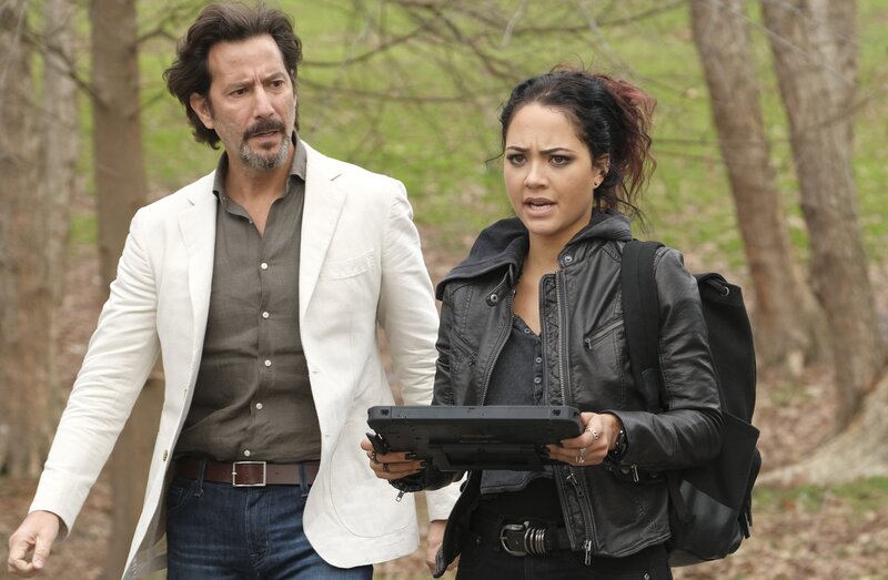 Russ Taylor (Henry Ian Cusick, l.); Riley Davis (Tristin Mays, r.) – Bild: 2020 CBS Broadcasting, Inc. All Rights Reserved. /​ Mark Hill