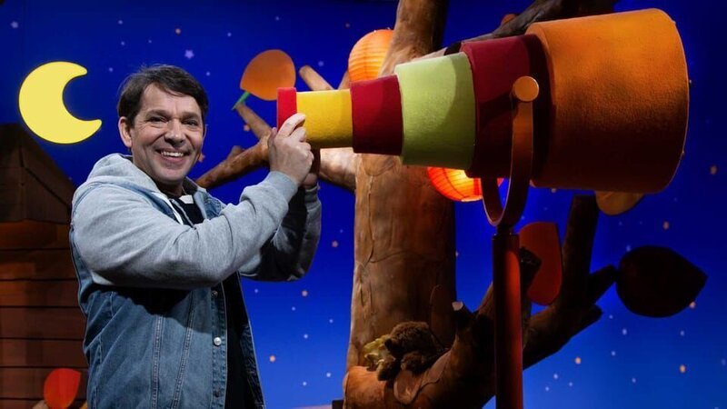 Es ist Bildertag im Baumhaus. Juri überlegt sich eine Geschichte zu den Bildern, die er durch das Fernrohr sieht. – Bild: KiKA