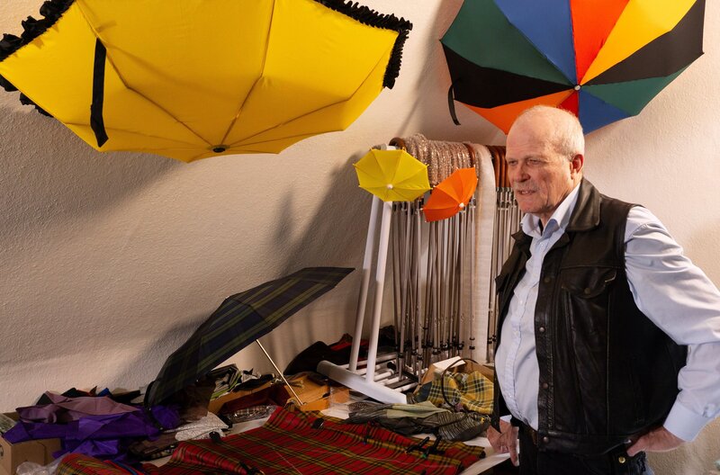 Schirmmacher Willy Schüffler in seiner Werkstatt in Herne – Bild: SWR/​Eikon Media/​Christopher Paul