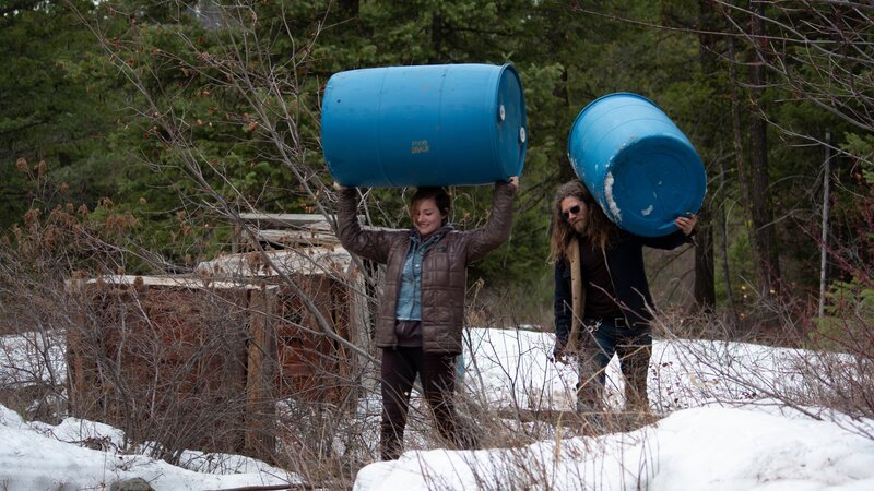 Rain and Bam Brown move rain barrels. – Bild: Discovery Channel /​ Discovery Communications, LLC