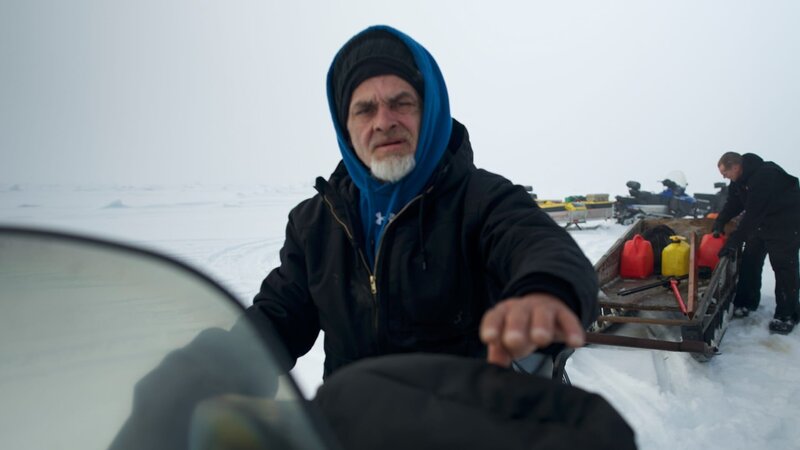 John on snowmobile – John Yukon Culp. – Bild: Warner Bros. Discovery, Inc. or its subsidiaries and affiliates. All rights reserved.