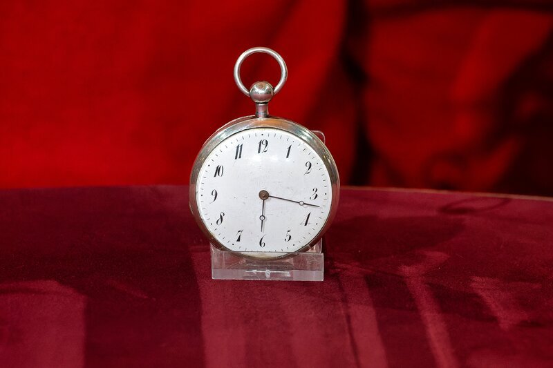 Die Taschenuhr ist innen beschriftet mit „Breguet à Paris“ – ein Original? – Bild: Ralf Wilschewski /​ BR