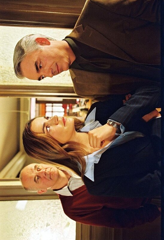 Alfred Mendel (Hanns Zischler, l.) ist stumm und besitzt die Gabe, dass alle Menschen nicht anders können, als ihm von ihren Sorgen zu erzählen. Aus diesem Talent hat er einen Beruf gemacht und sich als Psychotherapeut niedergelassen. Leider hat er aber keinerlei Ausbildung, weshalb er Sandra (Rebecca Immanuel, M.) und Felix (Christoph M. Ohrt, r.) um Hilfe bittet … – Bild: SAT.1 /​ Hardy Spitz Eigenproduktionsbild frei