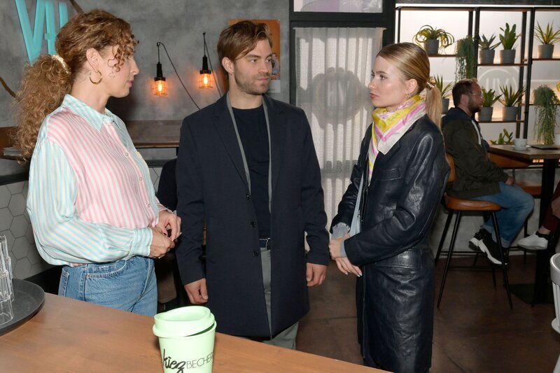 Johanna (Charlott Reschke, r.) tut es leid, wie Julian (Onno Buß) unter dem Familienzerwürfnis leidet. Links Nina (Maria Wedig). – Bild: RTL /​ Rolf Baumgartner /​ Bittere Wahrheit