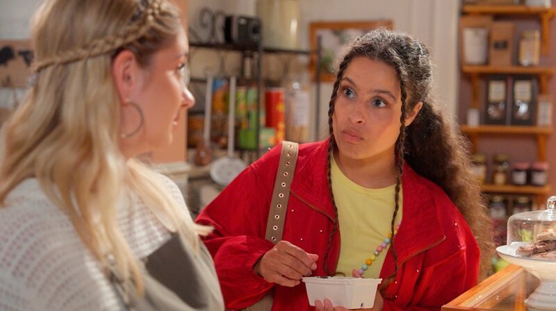 Ellie (Kim Josephine Biebow r.) bittet Toni (Sarah Buchholzer l.) ihr ein Date mit Jonas (Patrick Schlegel) zu vermitteln. Toni (Sarah Buchholzer l.) will Ellie (Kim Josephine Biebow r.) davon abbringen … – Bild: NDR