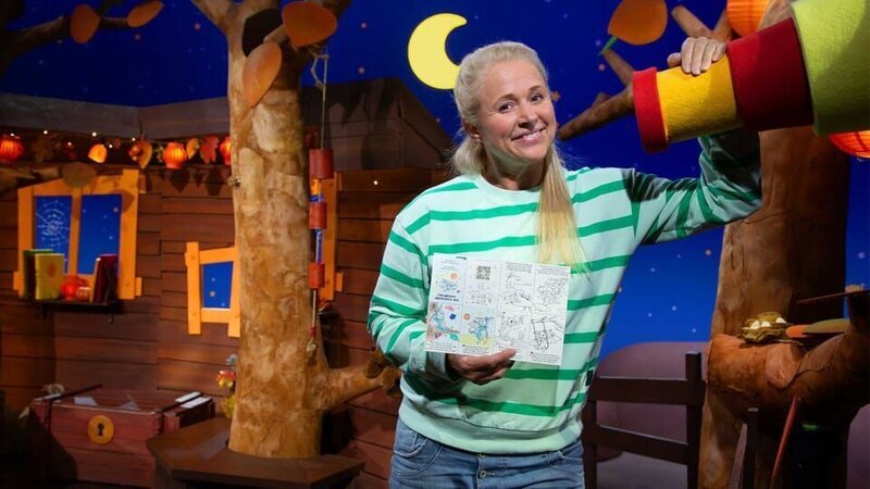 Am dritten Tag der MACH-MiT! Woche malt Singa die Seite von Fidi im Fidibuch des Bastelogen aus, bei der sie mit dem Maulwurf auf einem Floß unterwegs ist. – Bild: KiKA