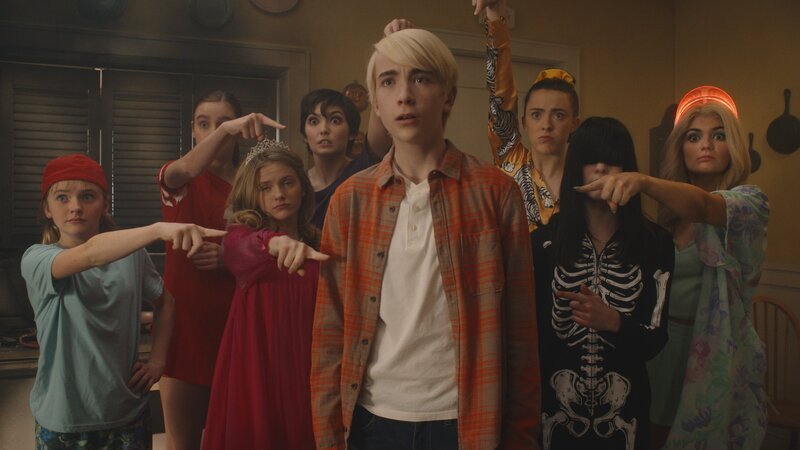 v.li.: Lana Loud (Mia Allan), Lynn Loud (Annaka Fourneret), Lola Loud (Ella Allan), Luna Loud (Sophia Woodward), Lincoln Loud (Wolfgang Schaeffer), Luan Loud (Catherine Ashmore Bradley), Lucy Loud (Aubin Bradley), Leni Loud (Eva Carlton) – Bild: Paramount