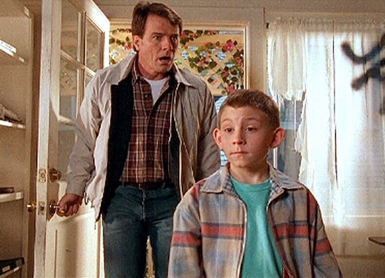 Hal (Bryan Cranston, li.) und Dewey (Erik Per Sullivan) trauen ihren Augen nicht: Was ist hier nur passiert? – Bild: ORF1