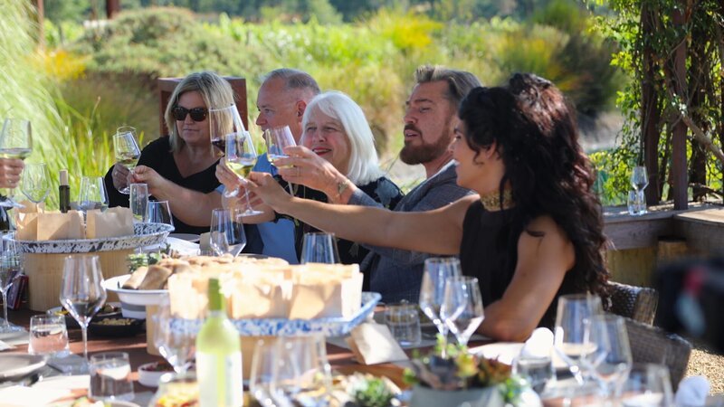 Shawn Finch and Alliya de Lima Batista cheers to a toast with their guests at their engagement party. – Bild: Warner Bros. Discovery, Inc. or its subsidiaries and affiliates