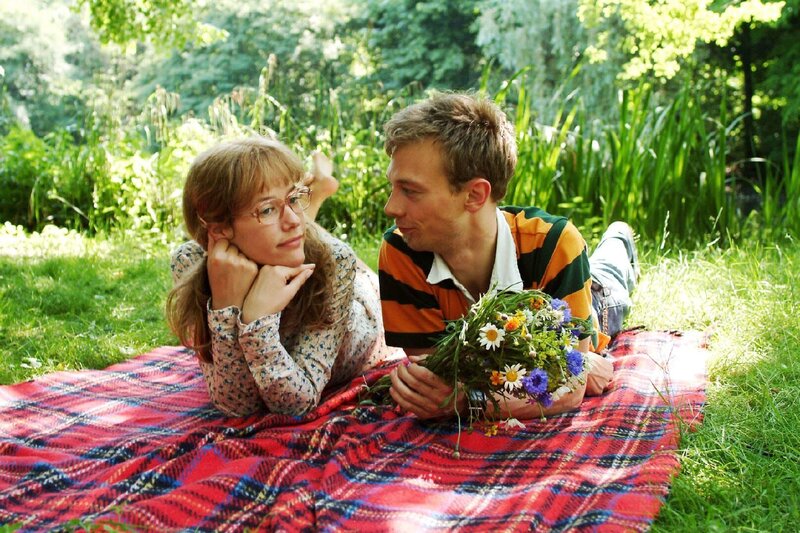 Lisa (Alexandra Neldel) versucht in Jürgen (Oliver Bokern) mehr als nur einen Freund zu sehen. – Bild: SAT.1 /​ Monika Schürle