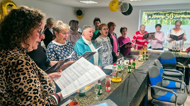 Der Chor singt wieder im Dorf. Im renovierten Dorfgemeinschaftshaus – Bild: MDR/​Mathias Schaefer