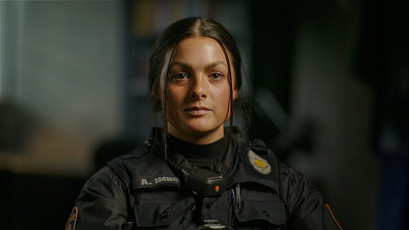 Close up Master Interview Shot of Ofc. Ariana Imhoff – Bild: Warner Bros. Discovery, Inc. or its subsidiaries and affiliates