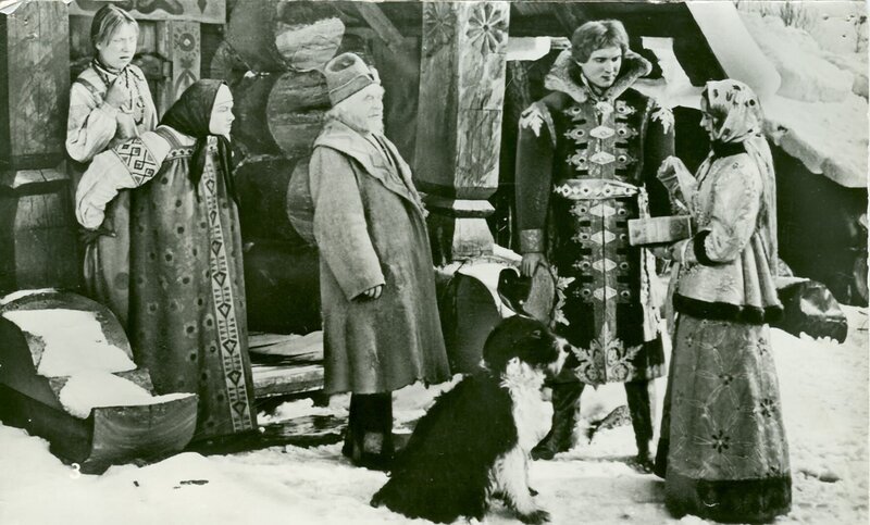 Nastjenka (N. Sedych) und Iwan (S. Isotow) müssen im Zauberwald viele Abenteuer bestehen. – Bild: rbb