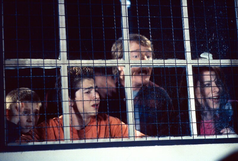 Dewey (Erik Per Sullivan), Reese (Justin Berfield), Hal (Bryan Cranston) und Lois (Jane Kaczmarek) beobachten, wie ihre Couch auf dem Bahngleis von einem Zug mitgerissen wird … – Bild: ViacomCBS